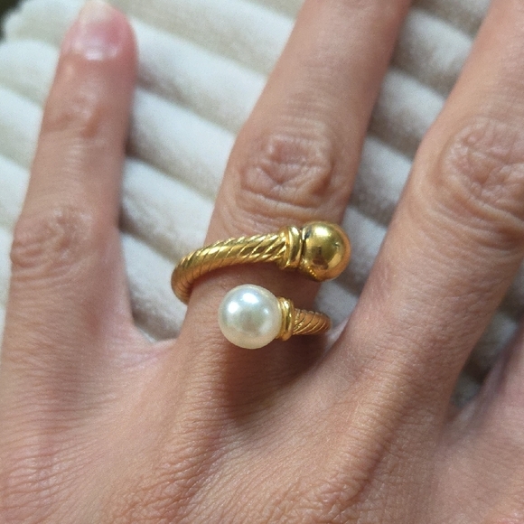 Jewelry - New Gold Tone And Pearl Ring